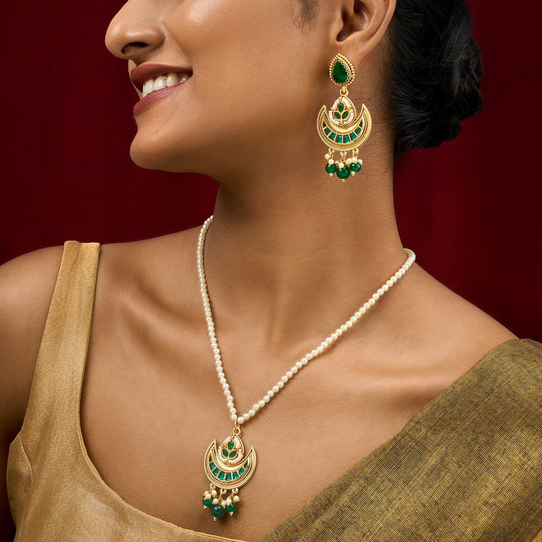 Teejh Dwana Gold Green Stones Necklace Set