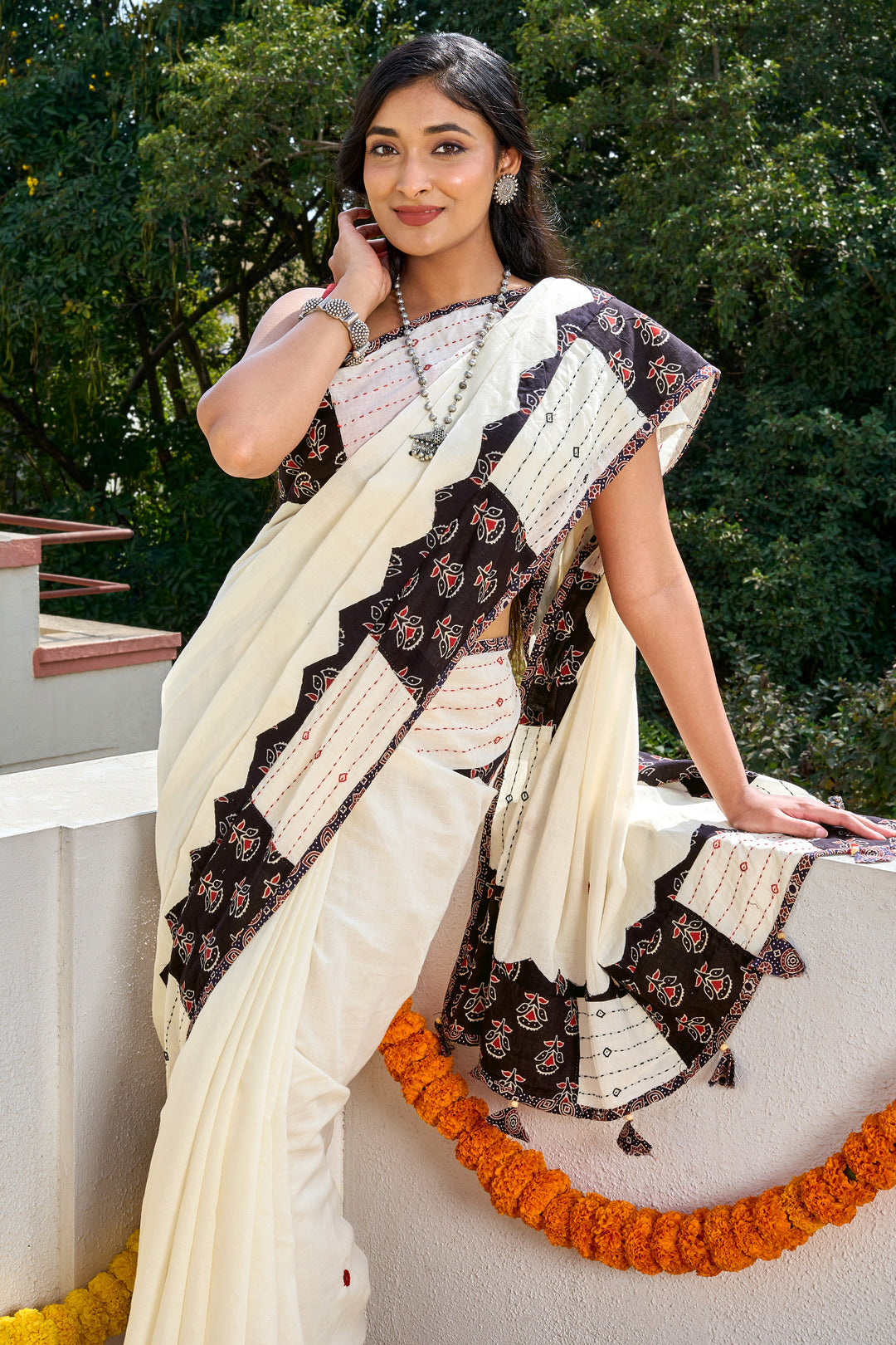 Kalvani Off White Applique &amp; Mirror Work Saree