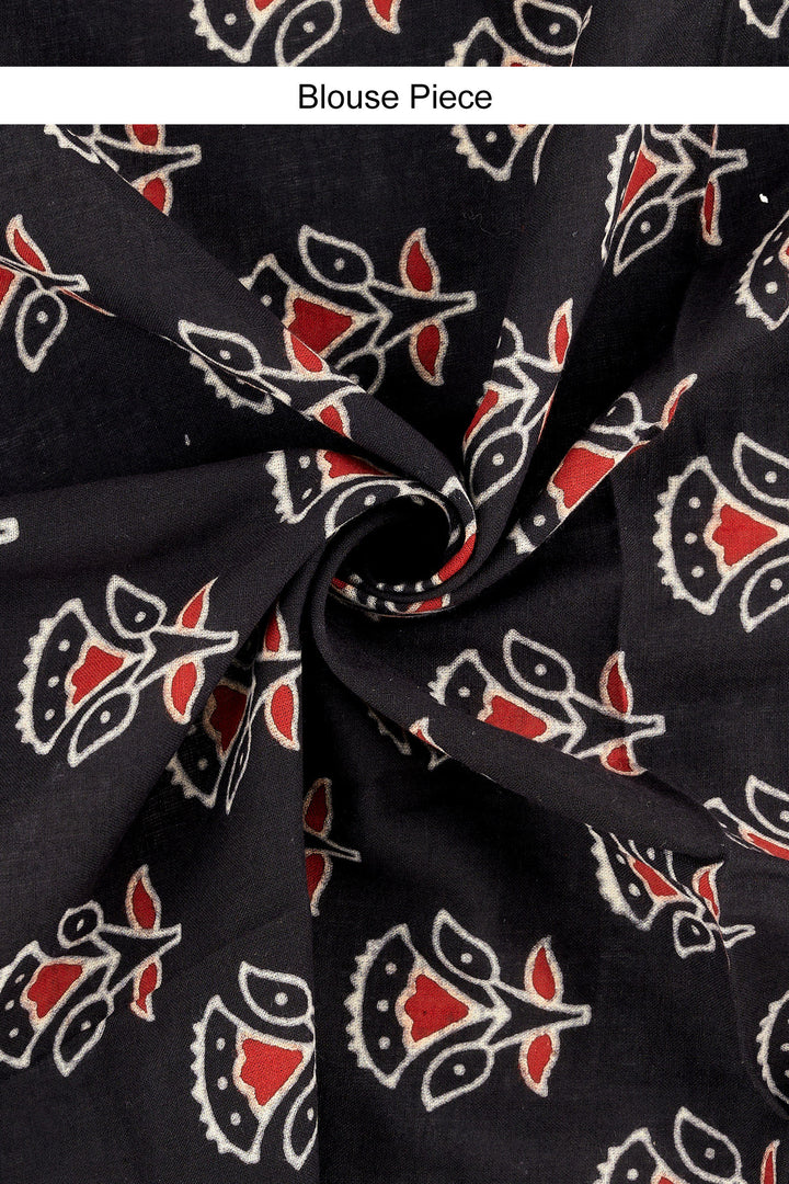 Kalvani Off White Applique &amp; Mirror Work Saree