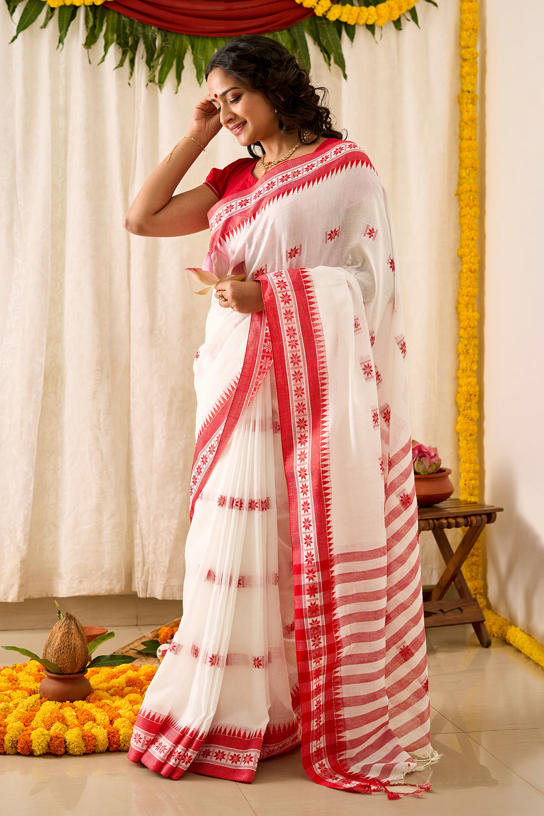 Teejh Deepanjali OffWhite &amp; Red Cotton Saree