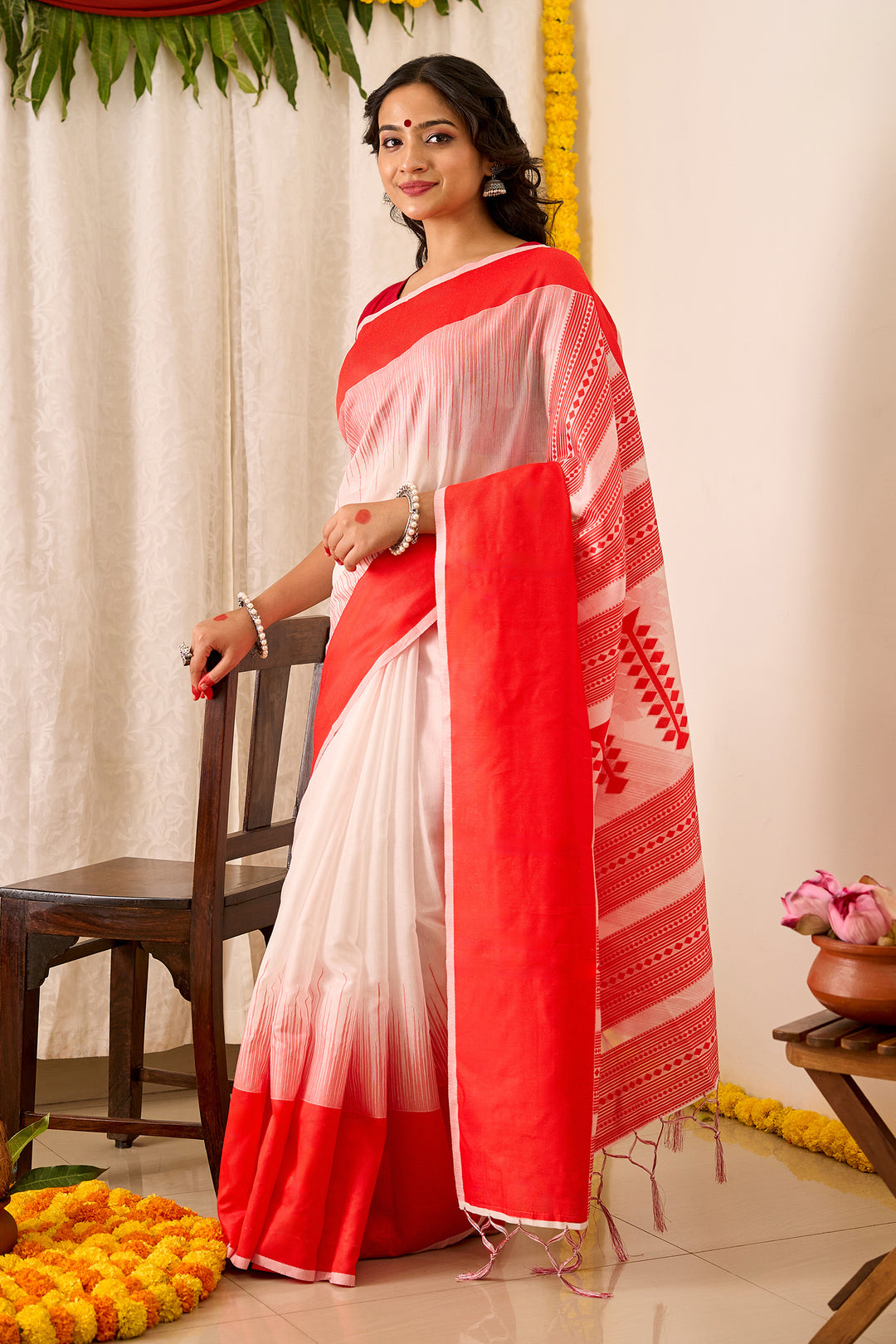 Teejh Ujjaini White &amp; Red Cotton Saree