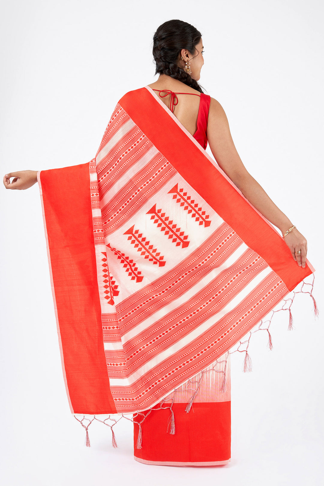 Teejh Ujjaini White &amp; Red Cotton Saree