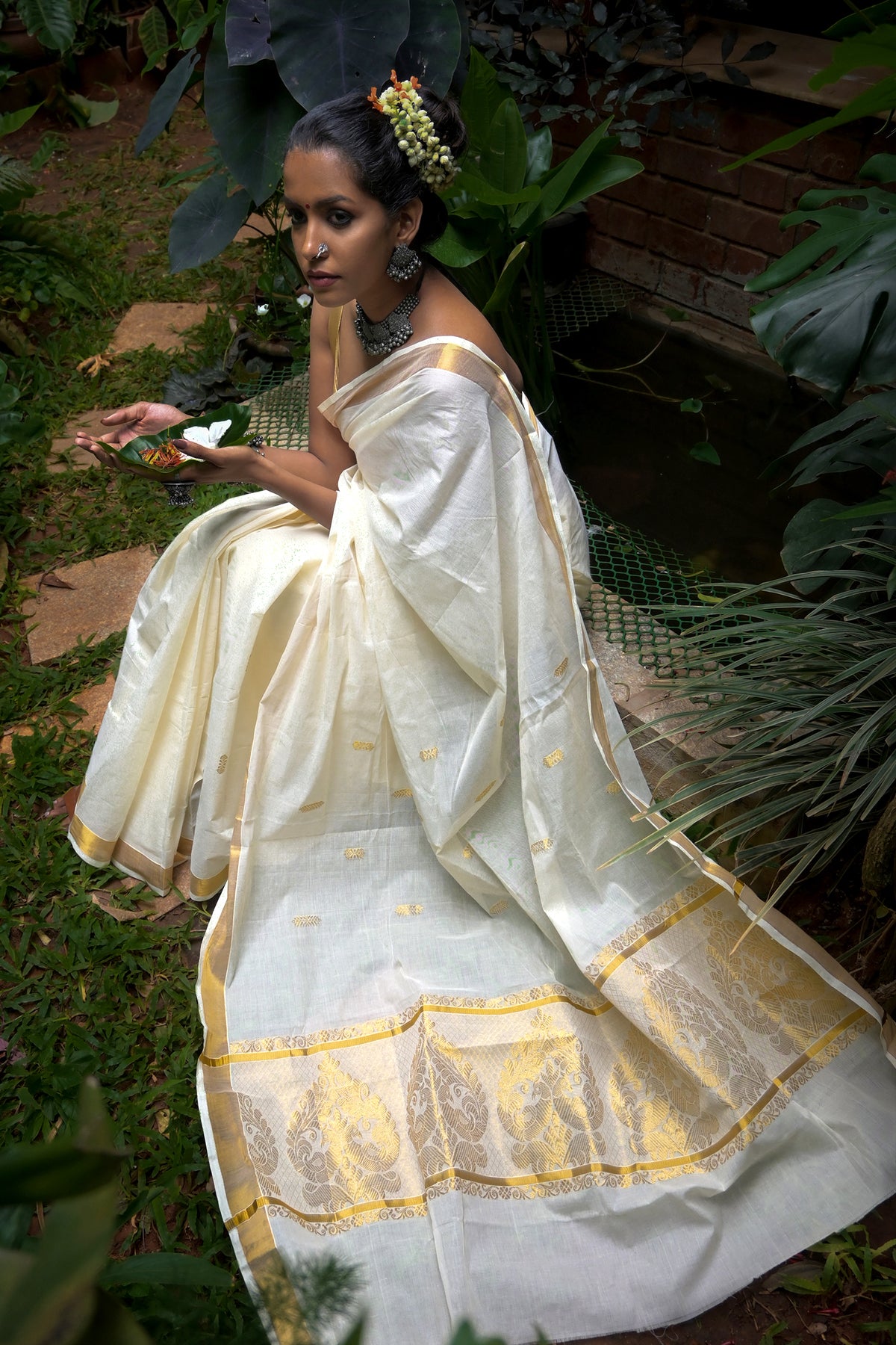 Wedding saree deals white gold