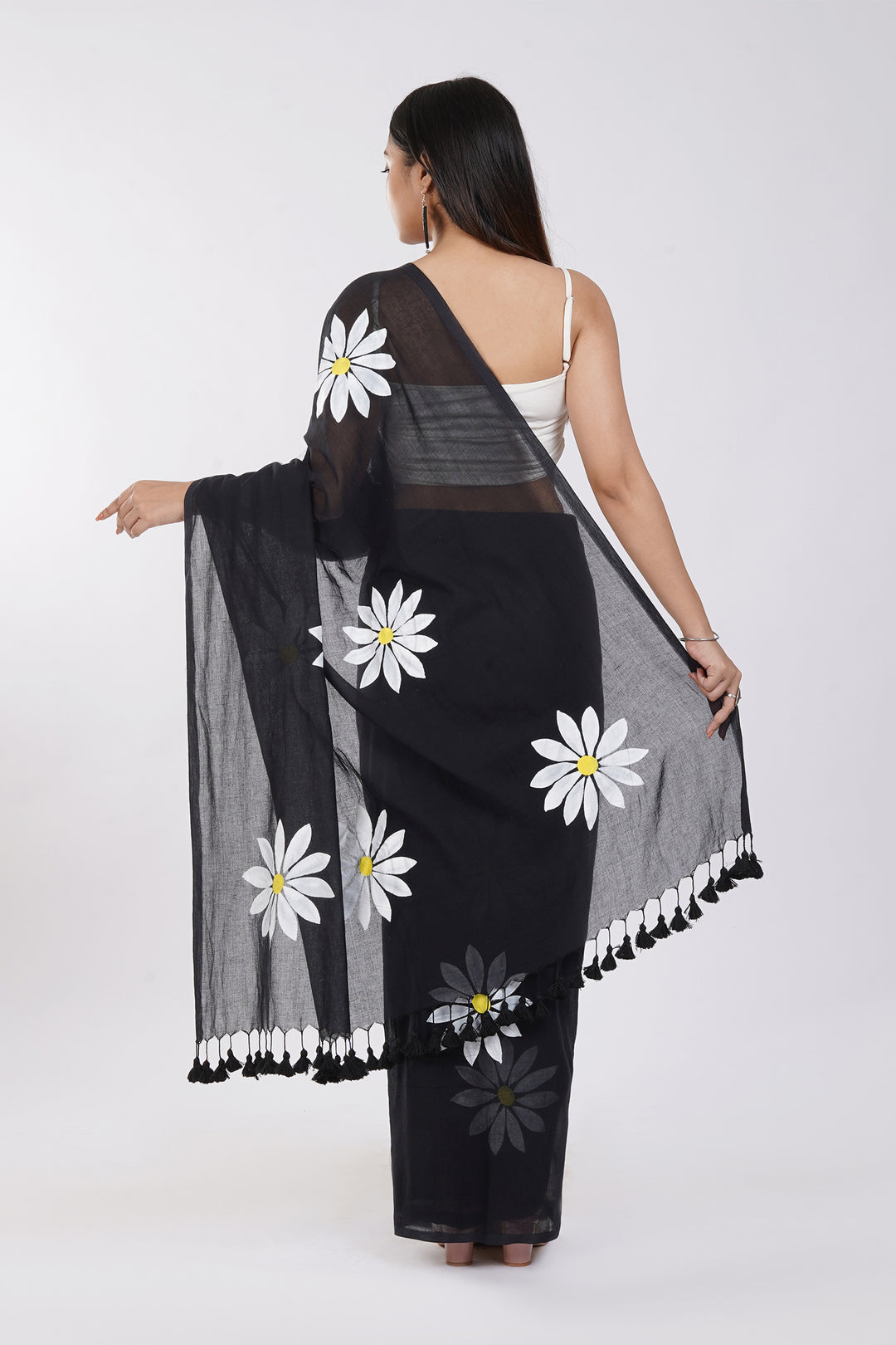 Teejh Kusuma Black and White Mul Cotton Printed Saree