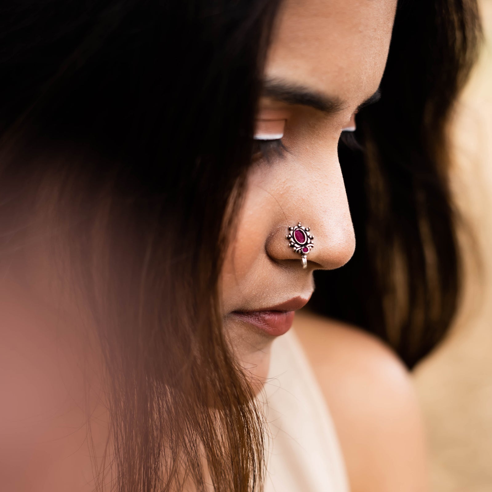 Red stone outlet nose stud