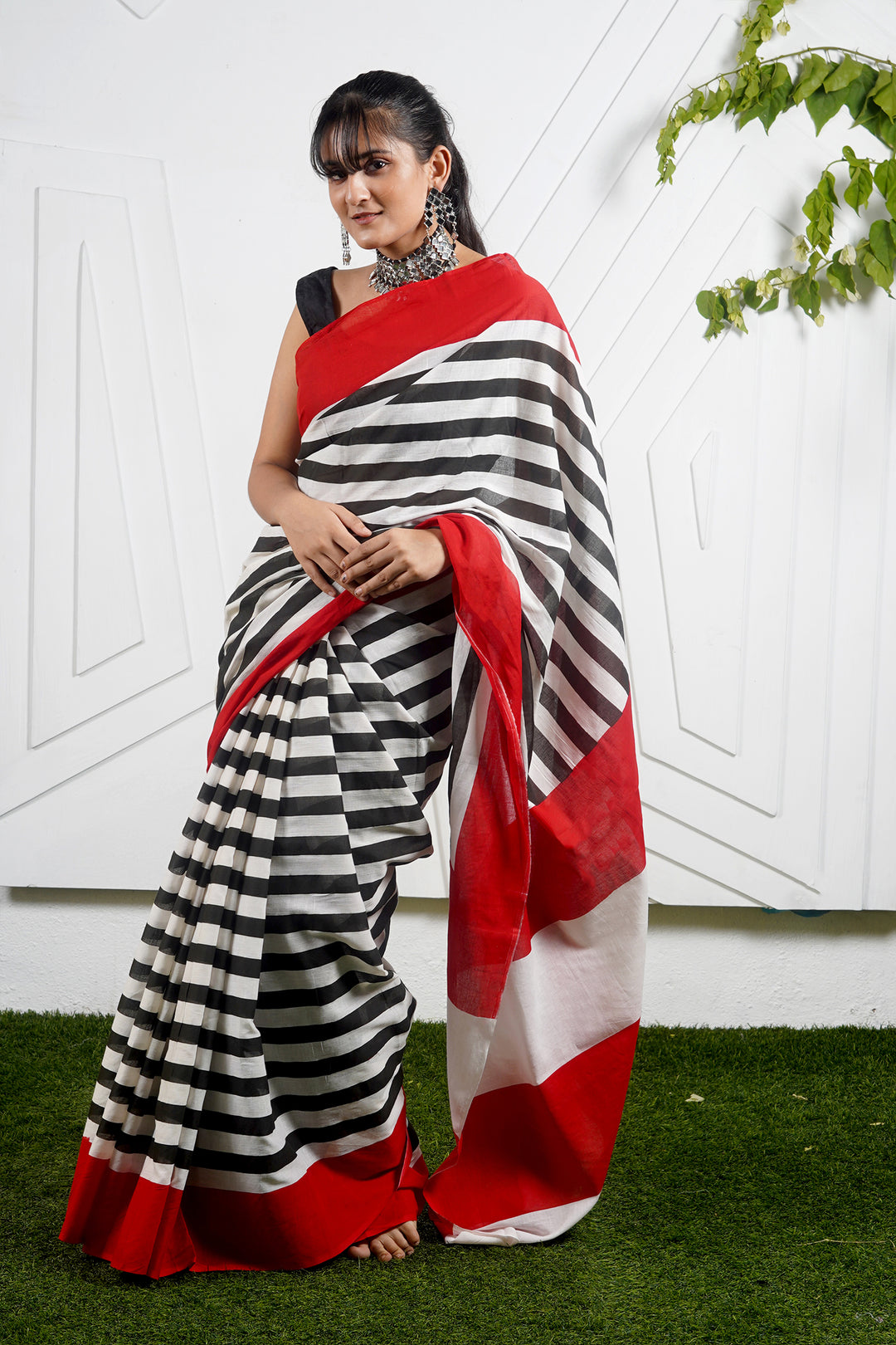 Teejh Innayat Black &amp; Red Stripes Print Mulmul Cotton Saree