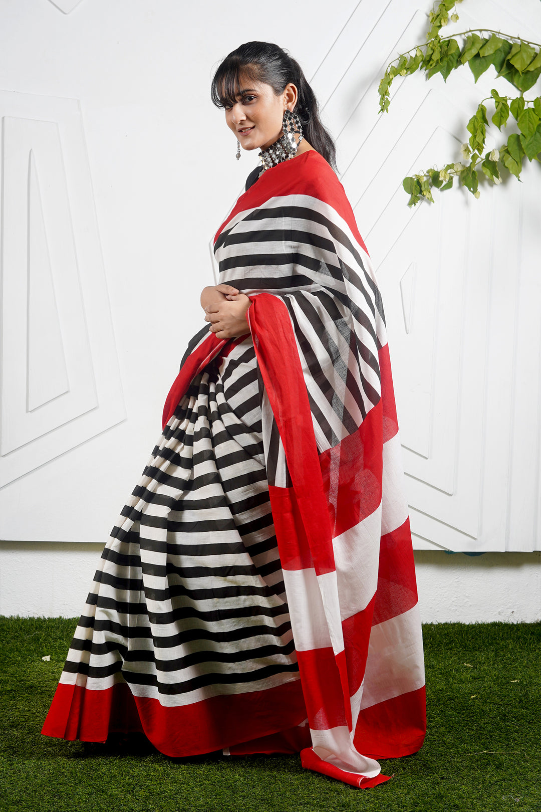 Teejh Innayat Black &amp; Red Stripes Print Mulmul Cotton Saree